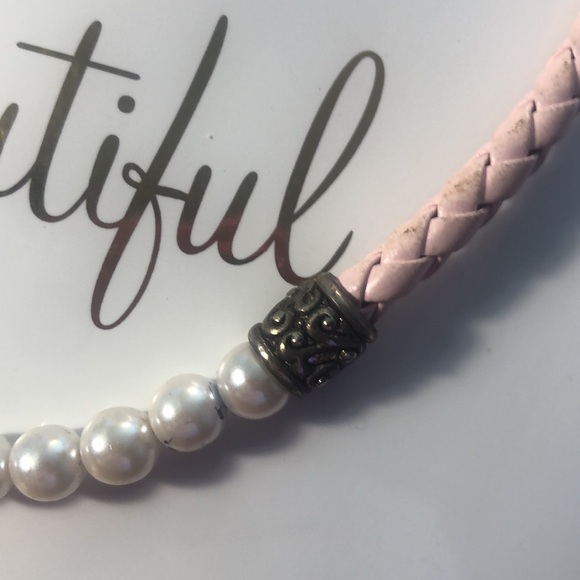 Woman’s Pearls and Braided corded soft pink leather silver tone necklace - Picture 4 of 8